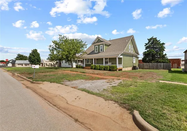 Homes for sale in Weatherford, OK | 108 W Tom Stafford St, Weatherford, OK 73096 | MLS# 1237058