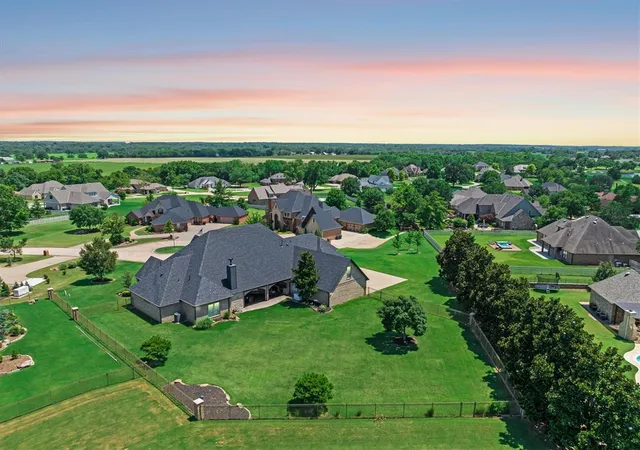 3rd image of 1204 Turnberry Cir, Shawnee, OK 74801 | MLS# 1237072