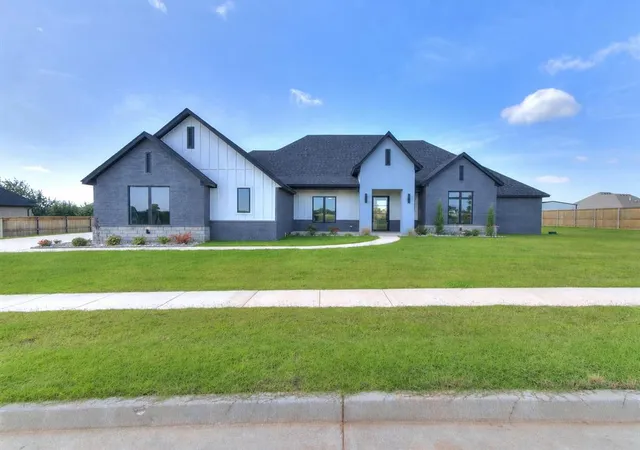 Homes for sale in Moore, OK | 4704 Se 37Th St, Moore, OK 73160 | MLS# 1237149