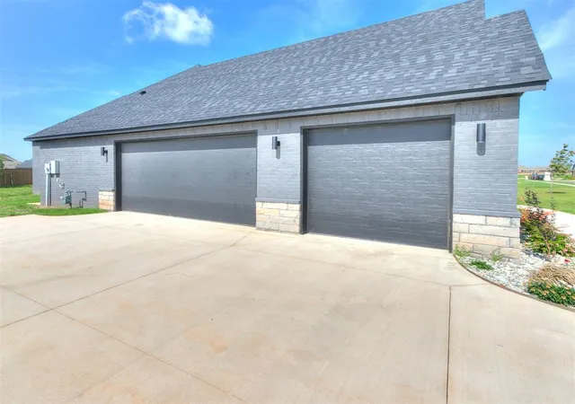 Homes for sale in Moore, OK | 4704 Se 37th St, Moore, OK 73160 | MLS# 1237149