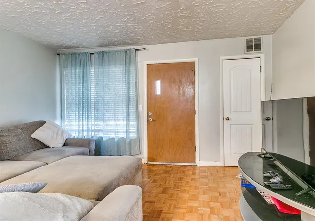 Photo 3 of Single family home for sale at 827 N Berry Rd, Norman, OK 73069 | MLS# 1237154 | Listing updated on 2026-07-20