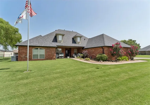 3rd image of 4529 Hillcrest Ln, Edmond, OK 73025 | MLS# 1237161