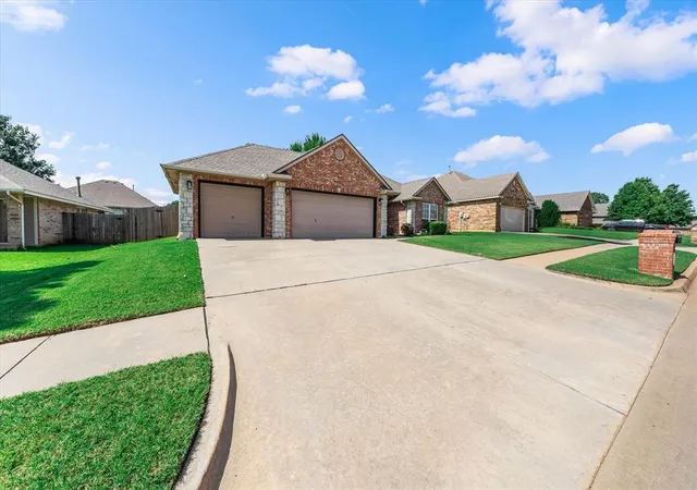 2nd image of 11008 Nw 104th Ter, Yukon, OK 73099 | MLS# 1237166