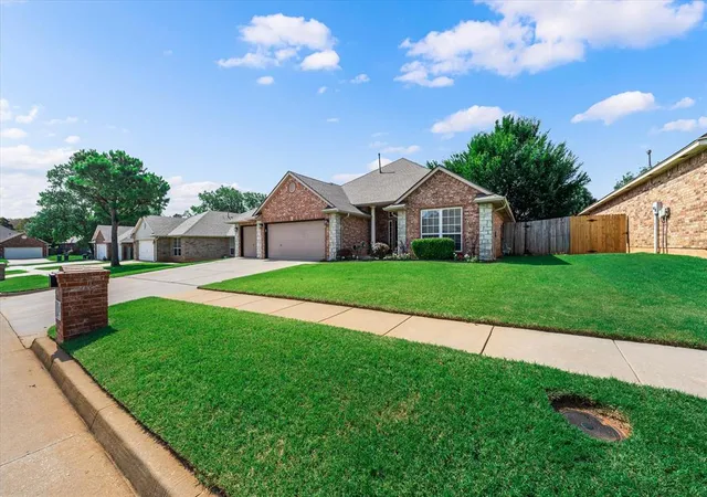 3rd image of 11008 Nw 104Th Ter, Yukon, OK 73099 | MLS# 1237166