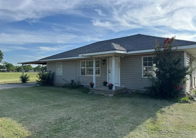 Homes for sale in Prague, OK | 1429 Pastusek Ave, Prague, OK 74864 | MLS# 1237190