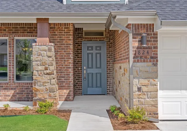 Photo 2 of Single family home for sale at 824 Parsons Dr, Yukon, OK 73099 | MLS# 1237237 | Listing updated on 2026-08-10