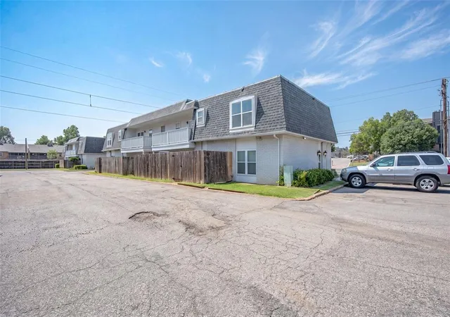 Listing Photo 2 - Condo for sale in building located at 11417 N May Ave, Oklahoma, OK 73120 - Unit #B