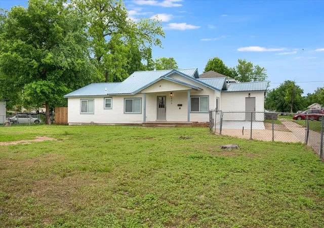 Photo 2 of Single family home for sale at 825 W Colorado Ave, Chickasha, OK 73018 | MLS# 1237283 | Listing updated on 2026-09-20