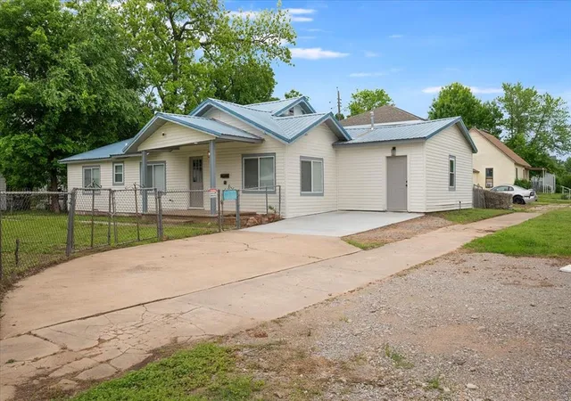 Photo 3 of Single family home for sale at 825 W Colorado Ave, Chickasha, OK 73018 | MLS# 1237283 | Listing updated on 2026-09-20