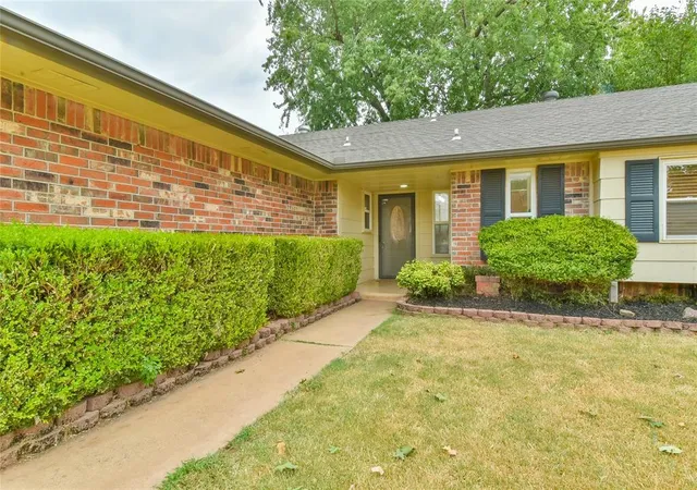 2nd image of 404 S Bouziden Dr, Moore, OK 73160 | MLS# 1237312