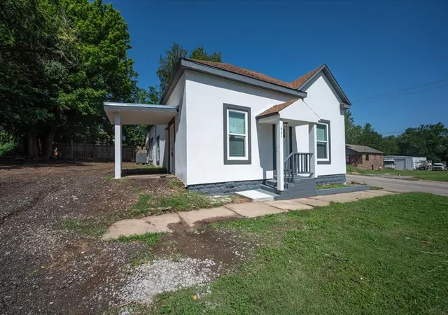 Homes for sale in El Reno, OK | 421 N Barker Ave, El Reno, OK 73036 | MLS# 1237321