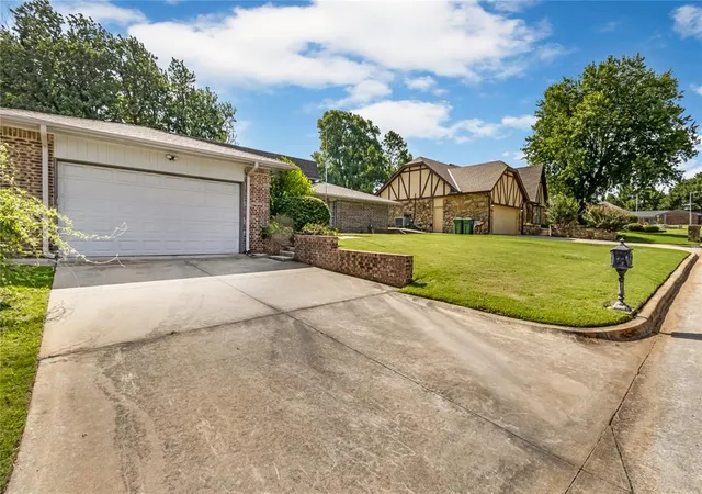 2nd image of 1500 Summerton Pl, Yukon, OK 73099 | MLS# 1237360