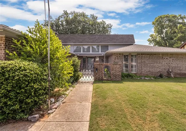 4th image of 1500 Summerton Pl, Yukon, OK 73099 | MLS# 1237360
