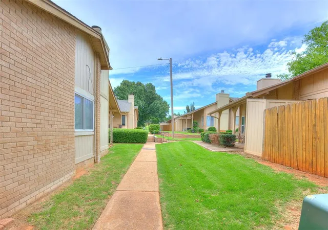 Photo 4 of Townhouse for sale at 9636 N Hefner Village Blvd, Oklahoma City, OK 73162 | MLS# 1237385 | Listing updated on 2026-10-08
