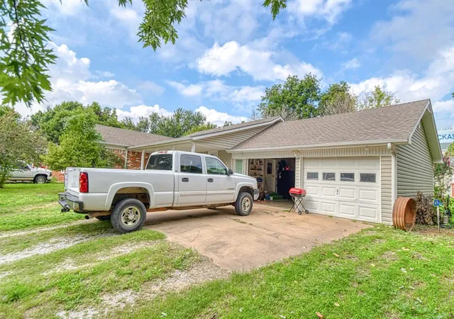 Homes for sale in Chickasha, OK | 1604 S 9th St, Chickasha, OK 73018 | MLS# 1237399