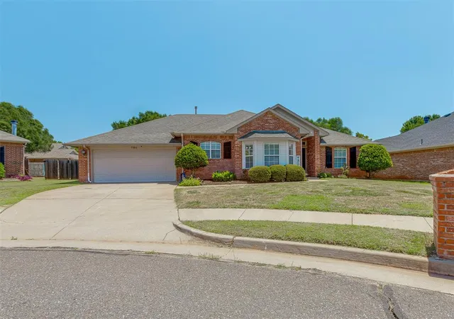 1st image of 700 Taber Ln, Edmond, OK 73003 | MLS# 1237422