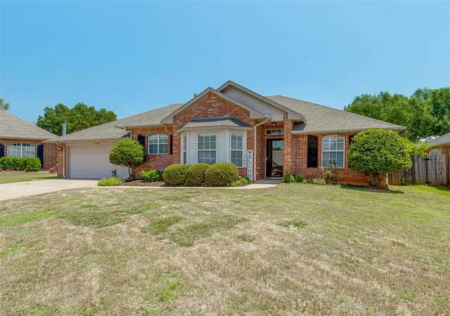 2nd image of 700 Taber Ln, Edmond, OK 73003 | MLS# 1237422