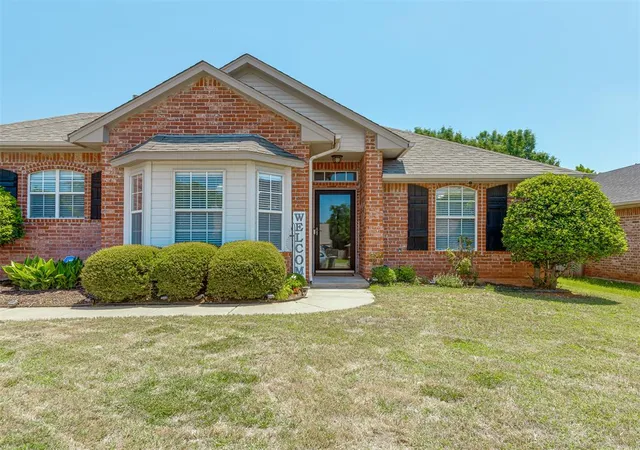 3rd image of 700 Taber Ln, Edmond, OK 73003 | MLS# 1237422