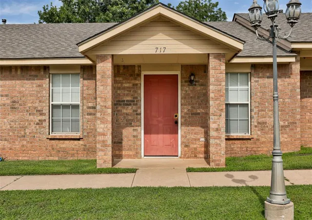 Homes for sale in Guthrie, OK | 713 S Locust St, Guthrie, OK 73044