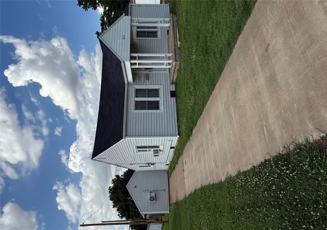 2nd image of 2014 E Chestnut Ave, Enid, OK 73701 | MLS# 1237469