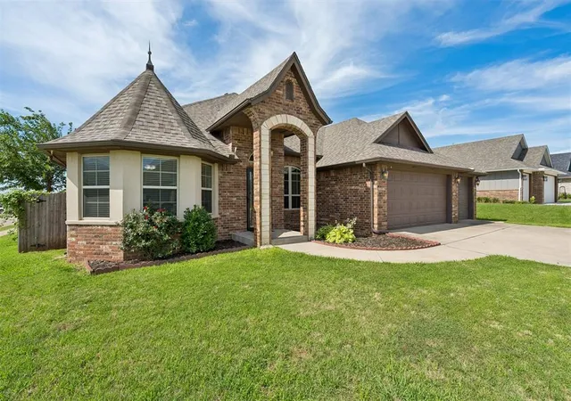 Homes for sale in Norman, OK | 2916 Kingswood Dr, Norman, OK 73071 | MLS# 1237562