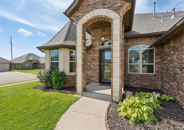 Homes for sale in Norman, OK | 2916 Kingswood Dr, Norman, OK 73071 | MLS# 1237562