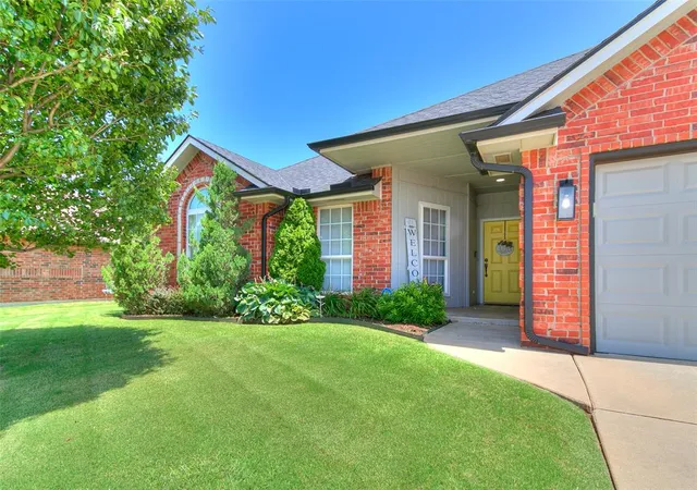 3rd image of 748 Caroline Dr, Yukon, OK 73099 | MLS# 1237566