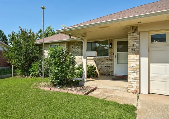 Homes for sale in Moore, OK | 905 Highlander Dr, Moore, OK 73160 | MLS# 1237595