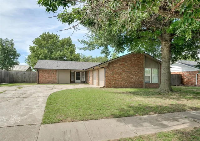 Photo 2 of Sale Pending at 3216 Greenwood Dr, Norman, OK 73072 | MLS# 1237598 | Listing updated on 2026-09-30