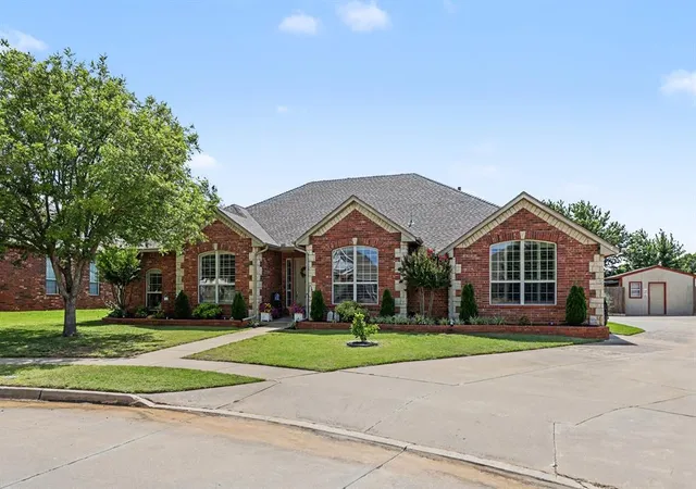 2nd image of 425 Summit Wy, Norman, OK 73071 | MLS# 1237610