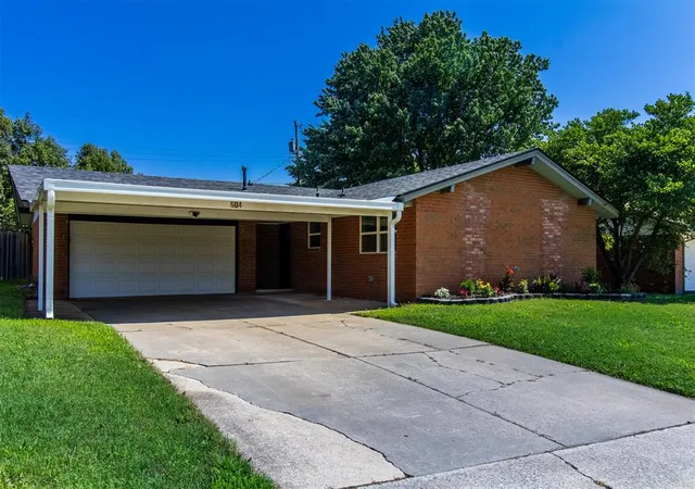 Homes for sale in El Reno, OK | 604 Sw 23rd St, El Reno, OK 73036 | MLS# 1237621