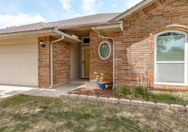 Photo 4 of Single family home for sale at 11233 NW 99th Street, Yukon, OK 73099 | MLS# 1237634 | Listing updated on 2026-08-31