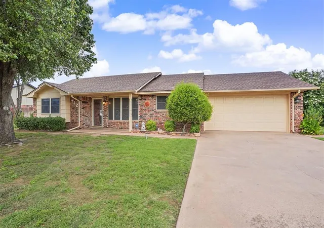Homes for sale in Altus, OK | 712 Canterbury Blvd, Altus, OK 73521 | MLS# 1237656
