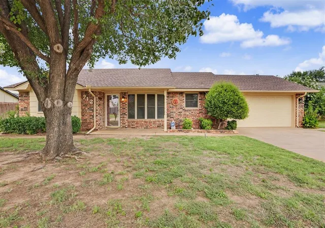 Homes for sale in Altus, OK | 712 Canterbury Blvd, Altus, OK 73521 | MLS# 1237656