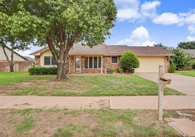 Homes for sale in Altus, OK | 712 Canterbury Blvd, Altus, OK 73521 | MLS# 1237656