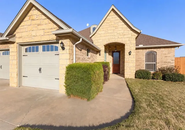 Homes for sale in Weatherford, OK | 1304 Crimson Dr, Weatherford, OK 73096 | MLS# 1237669