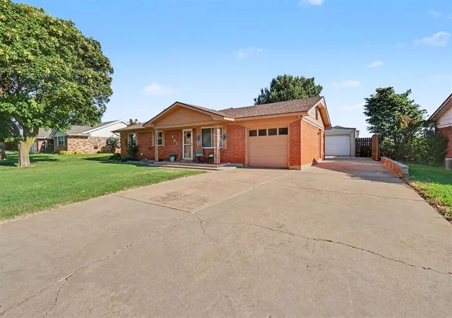 Homes for sale in Cordell, OK | 105 W Maple St, Cordell, OK 73632 | MLS# 1237687