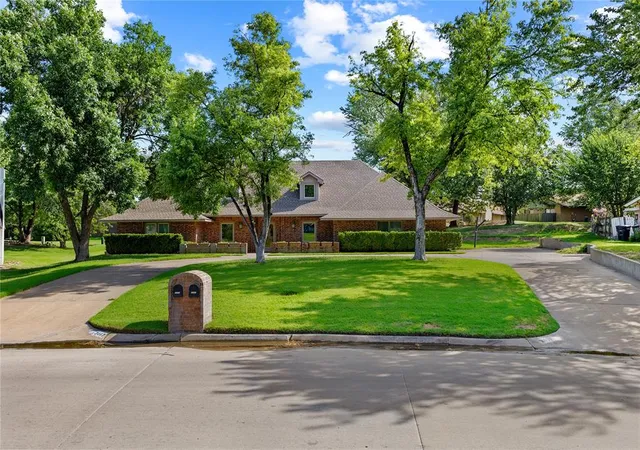 2nd image of 2442 Edgewood Dr, Enid, OK 73703 | MLS# 1237726
