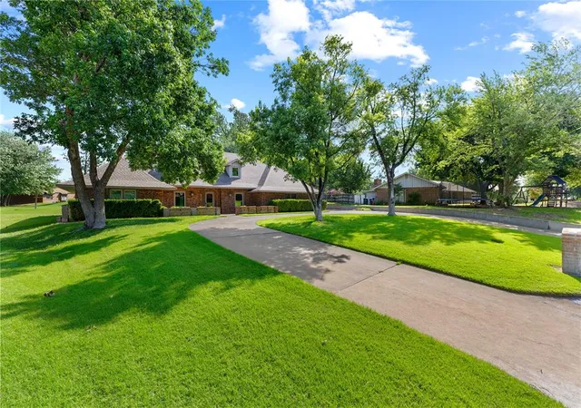 3rd image of 2442 Edgewood Dr, Enid, OK 73703 | MLS# 1237726