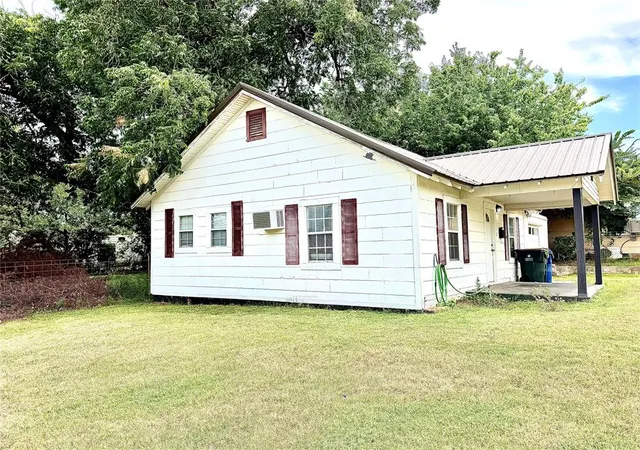 Homes for sale in Chickasha, OK | 1128 W Tennessee Ave, Chickasha, OK 73018 | MLS# 1237764
