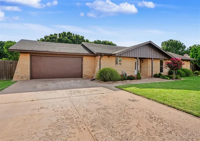 Homes for sale in Altus, OK | 3525 W Trail Dr, Altus, OK 73521 | MLS# 1237769