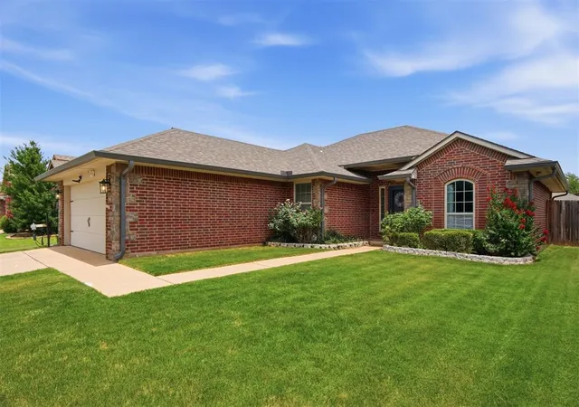 Photo 2 of Single family home for sale at 1008 Laurel Crk Dr, Yukon, OK 73099 | MLS# 1237770 | Listing updated on 2026-09-24