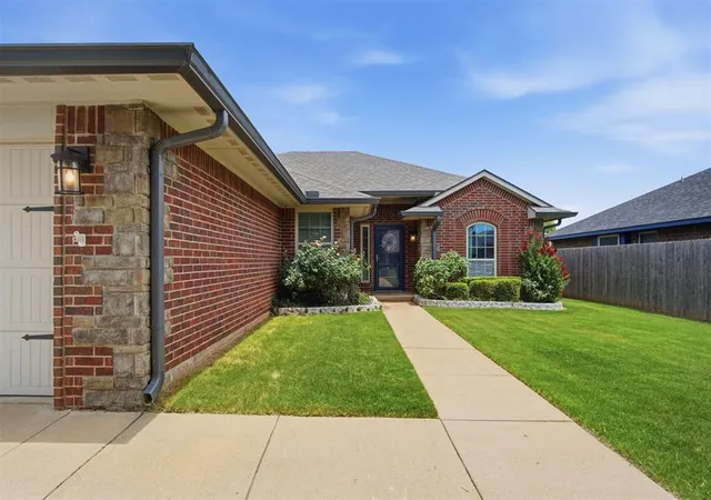 Photo 3 of Single family home for sale at 1008 Laurel Crk Dr, Yukon, OK 73099 | MLS# 1237770 | Listing updated on 2026-09-24