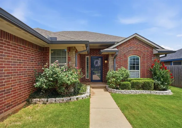 Photo 3 of Single family home for sale at 1008 Laurel Crk Dr, Yukon, OK 73099 | MLS# 1237770 | Listing updated on 2026-09-24
