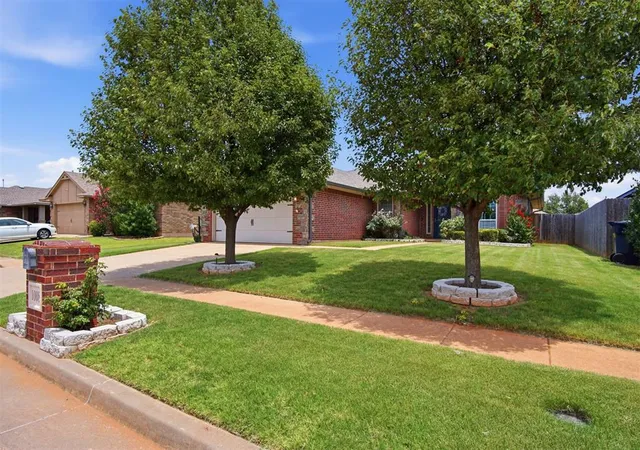 Photo 4 of Single family home for sale at 1008 Laurel Crk Dr, Yukon, OK 73099 | MLS# 1237770 | Listing updated on 2026-09-24