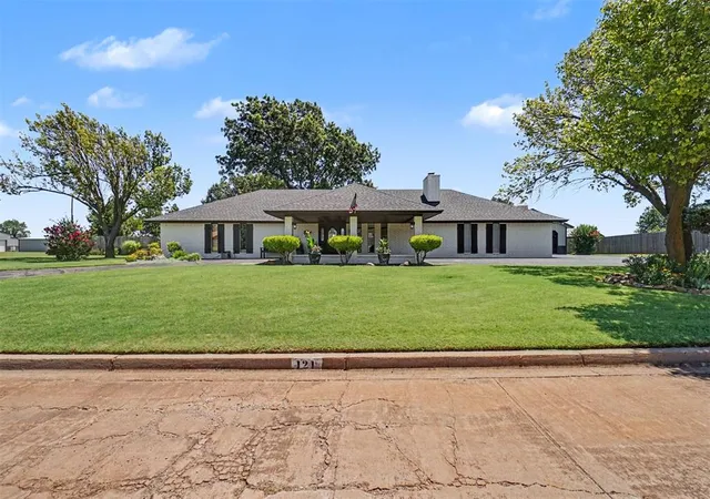 Homes for sale in Cordell, OK | 121 W Tahoe Dr, Cordell, OK 73632 | MLS# 1237855
