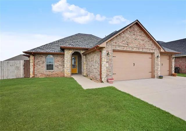 Homes for sale in Altus, OK | 2104 Buffalo Ln, Altus, OK 73521 | MLS# 1237864