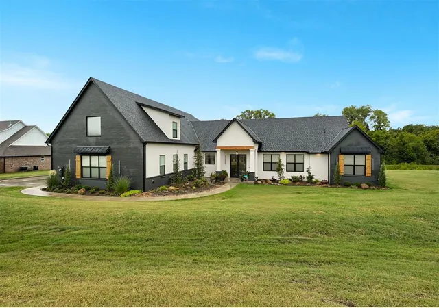 Photo 4 of Single family home for sale at 835 Hidden View Acres Dr, Blanchard, OK 73010 | MLS# 1237905 | Listing updated on 2026-09-23