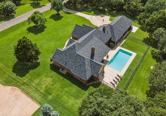 3rd image of 2013 Spirit Wood Ln, Edmond, OK 73025 | MLS# 1237963
