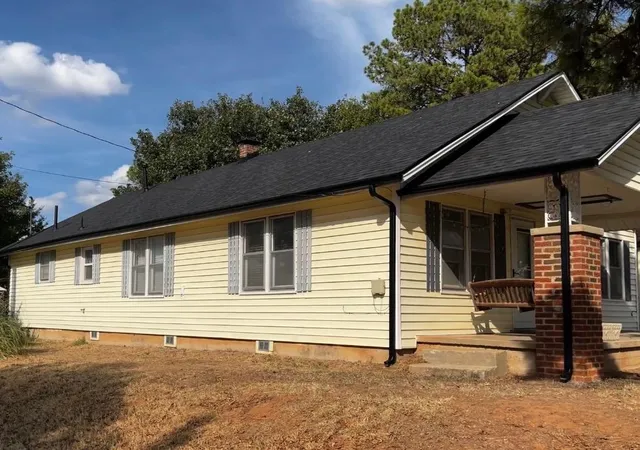 Photo 2 of Single family home for sale at 515 W Oklahoma St, Mc Loud, OK 74851 | MLS# 1237965 | Listing updated on 2026-09-24